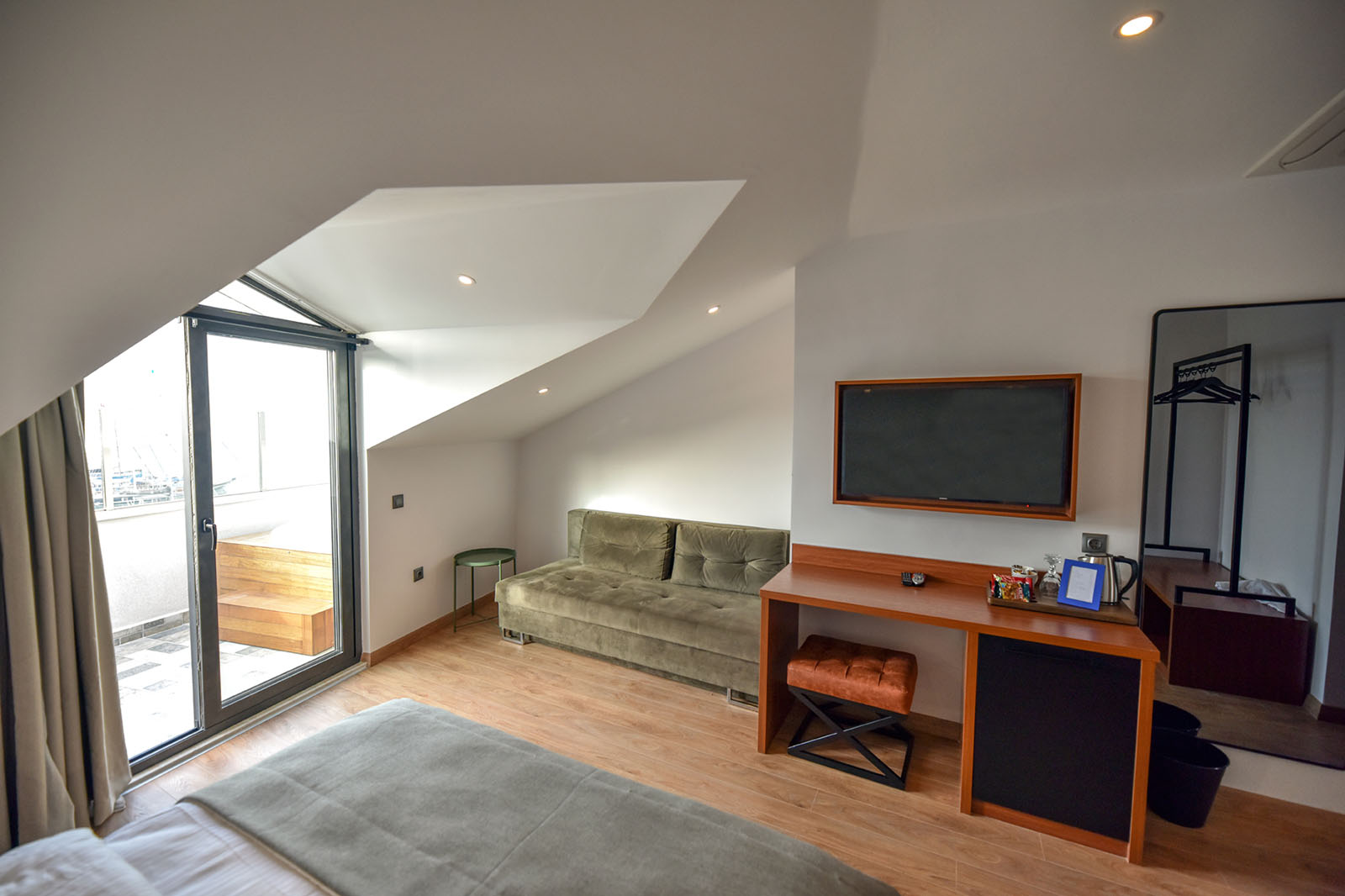 Lafarine Rooms — suite kitchen