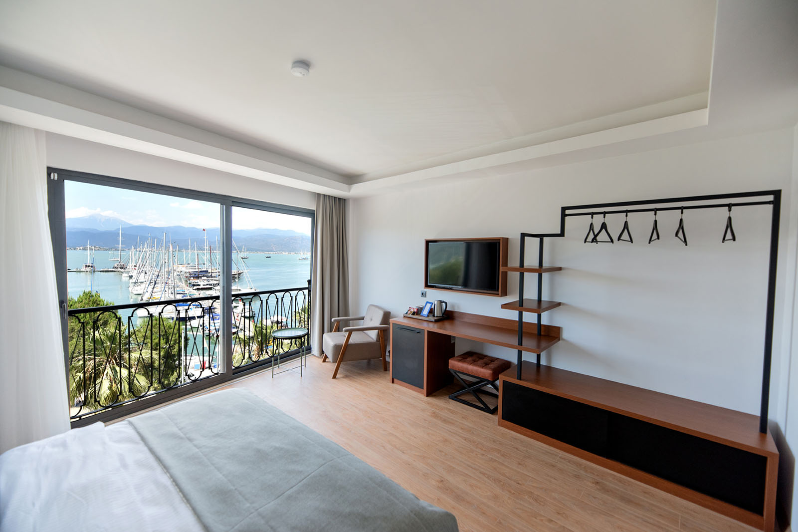 Lafarine Rooms — sea view room with marina
